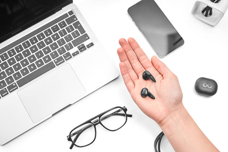 Słuchawki douszne bezprzewodowe TWS z mikrofonem eXc COOL, czarny