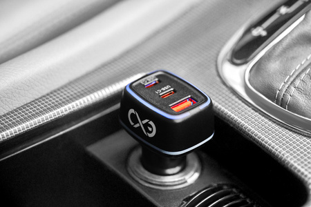 Uniwersalna ładowarka samochodowa eXc LIGHT,1xUSBA QC+2xUSBC PD,75W,czarna