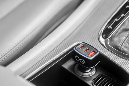 Uniwersalna ładowarka samochodowa eXc LIGHT,1xUSBA QC+2xUSBC PD,75W,biała